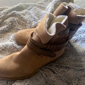 Tan booties with fuzzy inside. Size US 9.